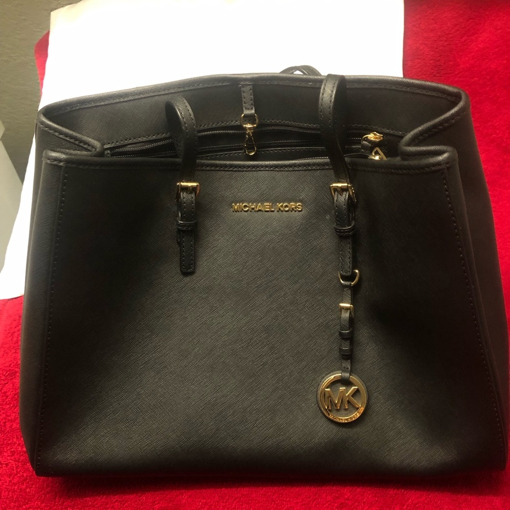 Gently used Michael Kors Shoulder bag.